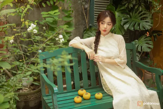10 Easy and Beautiful Outdoor Photoshoot Poses for Women